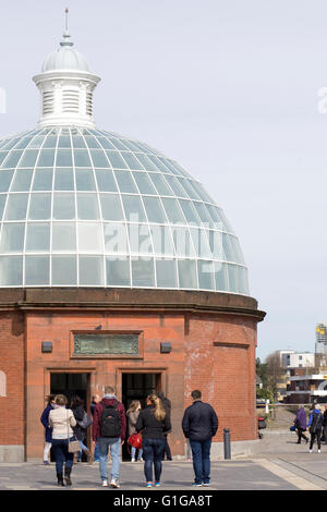 Eingang an der Greenwich-Fußgängertunnel, London England Stockfoto