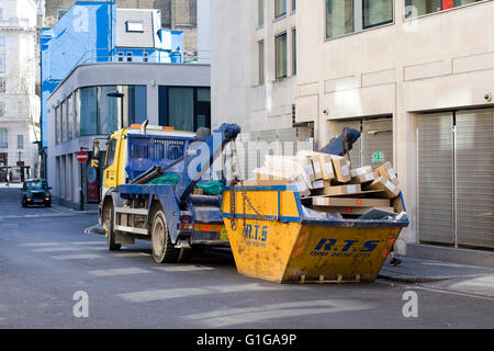 LKW-Abholung ein Überspringen der Pappe für das recycling auf der Straße von London Stockfoto