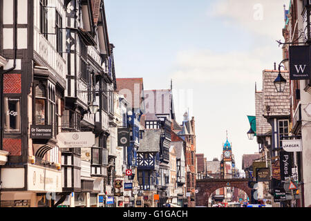 Eine Ansicht von Chester beschäftigt Eastgate Street, mit den Reihen und Eastgate Clock, Cheshire, England, UK Stockfoto