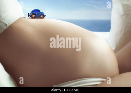 Konzeptionelle Foto des Bauches mit einem Kind Stockfoto