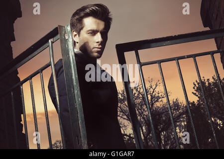 Porträt der hübsche selbstbewusste Kerl Stockfoto