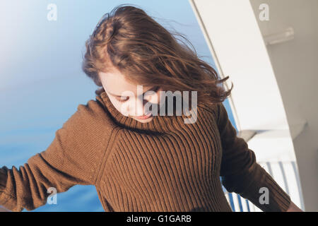 Schöne blonde Teenager-Mädchen auf dem Fuß Deck des Kreuzfahrtschiffes, close-up Outdoor-Porträt Stockfoto