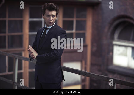 Eleganter Kerl in passende uniform Stockfoto