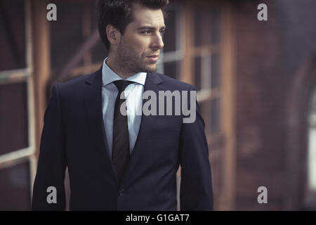 Hübscher Kerl mit montierten Anzug Stockfoto