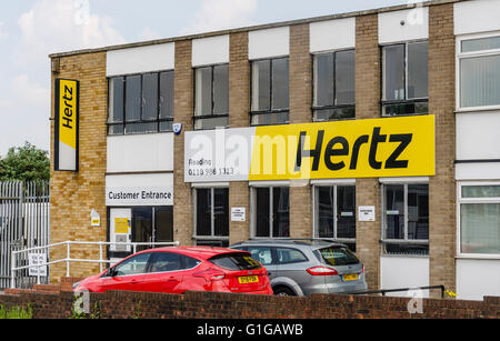 Hertz Mietwagen unterwegs Boulton in Reading, Berkshire, UK. Stockfoto