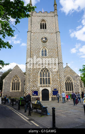 Ein Blick auf die Vorderseite des Reading Münster St. Maria der Jungfrau Kirche in Reading, Berkshire, UK. Stockfoto