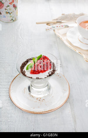 Sommer-Dessert: Erdbeeren mit Sahne auf einem Holz Stockfoto