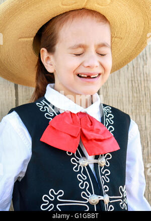 Kleiner Junge gekleidet in mexikanischen Folklorico Outfit schielen vor der Sonne. Stockfoto