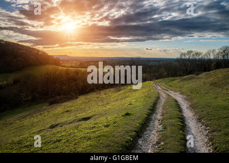 Atemberaubende Landschaftsbild Sonnenuntergang über Landschaft in England Stockfoto