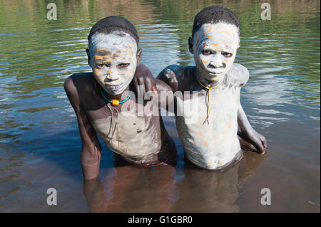 Zwei Surma jungen mit Körper-Gemälde in den Fluss Kibish, Omo River Valley, Äthiopien Stockfoto