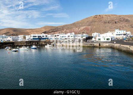 Hafen und weißen Häusern in der Fischerei Dorf von Orzola, Lanzarote, Kanarische Inseln, Spanien Stockfoto