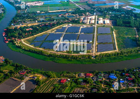 Solarpark, Solarzellen aus der Luft Stockfoto