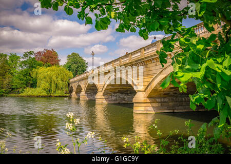 Die Brücke über die Serpentinen im Hyde Park in London an einem schönen sonnigen Morgen Stockfoto