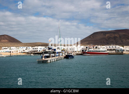 Caleta de Sebo Hafen und Dorf La Isla Graciosa, Lanzarote, Kanarische Inseln, Spanien Stockfoto