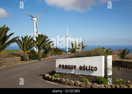 Turbinen und Schild am Windpark Parque Eolico de Lanzarote, Lanzarote, Kanarische Inseln, Spanien Stockfoto