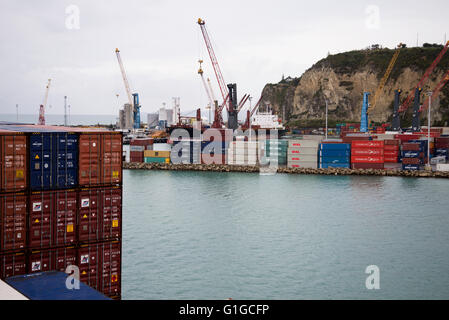 Blick auf den Felsen von Gibraltar von CC-Corte-Real-Container-Schiff auf dem Weg über die Bucht zum Hafen von Algeciras in Spanien gesehen. Stockfoto