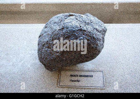 Ankaramite Basalt Felsen Beispiel Geologie-Anzeige, studieren Casa de Los Volcanes vulkanische Zentrum, Lanzarote, Kanarische Insel, Spanien Stockfoto