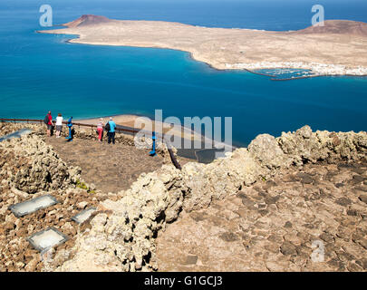 Insel La Graciosa und El Rio Kanal, Chinjo Archipel Naturpark, Lanzarote, Kanarische Inseln, Spanien-Ansicht Mirador del Rio Stockfoto