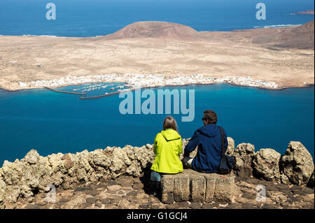 Insel La Graciosa und El Rio Kanal, Chinjo Archipel Naturpark, Lanzarote, Kanarische Inseln, Spanien-Ansicht Mirador del Rio Stockfoto