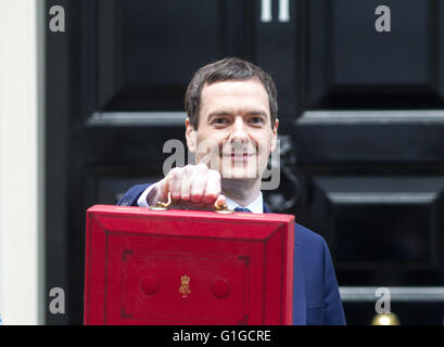 Frau Bundeskanzlerin, George Osbourne, zeigen das rote Feld auf den Stufen der Nummer 11 Downing St, bevor er sein Budget liefert Stockfoto