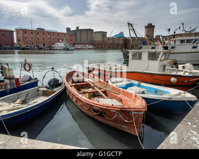 Angelboote/Fischerboote im Hafen von Livorno, Toskana Italien Stockfoto