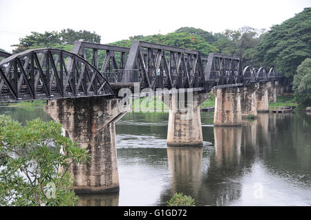 Eisenbahnbrücke - "Die Brücke am Kwai" von der "Death Railway". Während des zweiten Weltkriegs zu bauen. Das Hotel liegt in Kanchanaburri, Thailand Stockfoto