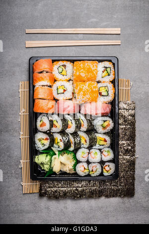 Sushi-Einstellung mit außen und innen Rollen, Ansicht von oben Stockfoto