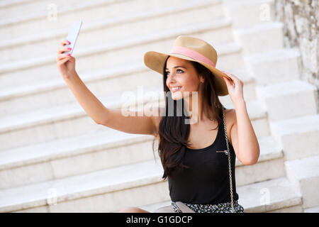 Frau auf der Treppe draußen nehmen selfie Stockfoto