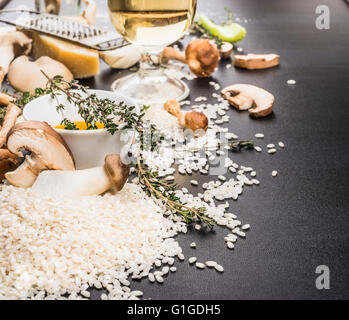 Pilzen Risotto Vorbereitung mit Zutaten für das Kochen. Italienische Küche-Konzept Stockfoto