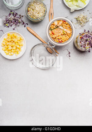 Glas Glas Salat und Gemüse Zutaten auf Stein Hintergrund, Ansicht von oben Platz für Text.  Sauber, Essen, vegetarisch oder sterben Stockfoto
