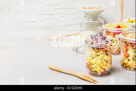 Mittagessen Salat im Glas auf weißem Holz Hintergrund wegnehmen, Nahaufnahme, Platz für Text. Gesunden Lebensstil oder Ernährung Food-Konzept Stockfoto