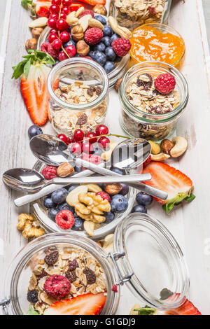 Gesundes Frühstück-Müsli-Bar. Müsli in Glas mit frischen Beeren, Samen und Nüssen Stockfoto