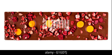 Draufsicht auf eine orange, Erdbeere und Himbeere Milchschokolade Tablet isoliert auf weiss. Stockfoto