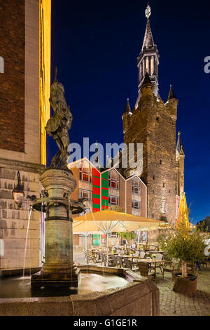 Seitlicher Blick auf das alte Rathaus von Aachen, Deutschland mit blauen Nachthimmel. Ein Café und einen Brunnen im Vordergrund. Aufgenommen mit einem shi Stockfoto