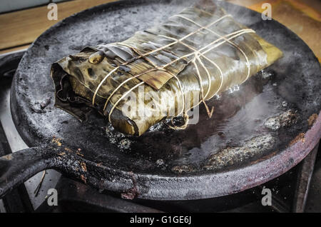 Kochen das traditionelle venezolanische Weihnachten Gericht "Hallaca". Die Hallaca ist eine Version des gefüllt mit einem Eintopf aus Mais-tamale Stockfoto