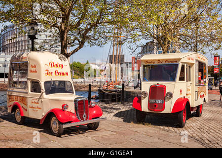 Zwei traditionelle Eis Lieferwagen an der Uferpromenade in Liverpool, England, UK Stockfoto