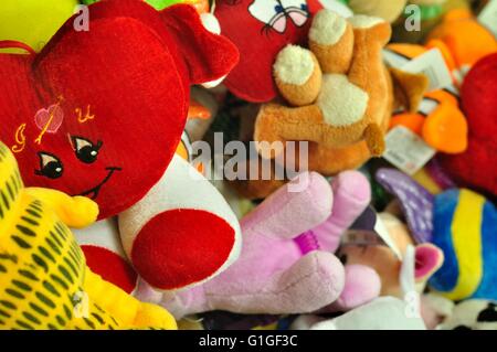 Haufen von bunten Tier Stofftieren für ein Kinder Stockfoto