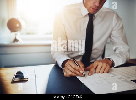 Wirtschaftsanwalt Mann oder Buchhalter arbeiten an Dokumenten, Nahaufnahme Geschäftskonzept Stockfoto