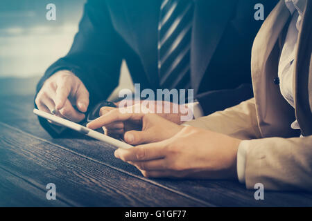 Business-Meeting executive consulting Karriere Bericht Tablet - stock Bild überprüfen Stockfoto