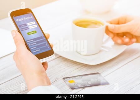 Frau mit Smartphone mit mobile-Banking-Anwendung auf einem Bildschirm. Stockfoto