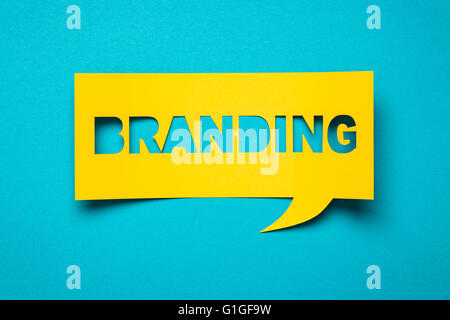 Blase Rede mit Ausschneiden Phrase "branding" in der Zeitung. Stockfoto
