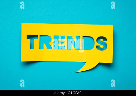 Blase Rede mit Ausschneiden Phrase "Trends" in der Zeitung. Stockfoto