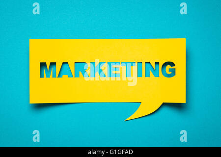 Blase Rede mit Ausschneiden Begriff "marketing" in der Zeitung. Stockfoto