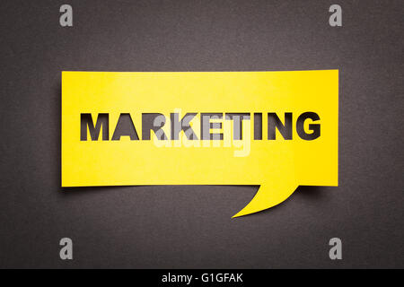 Blase Rede mit Ausschneiden Begriff "marketing" in der Zeitung. Stockfoto
