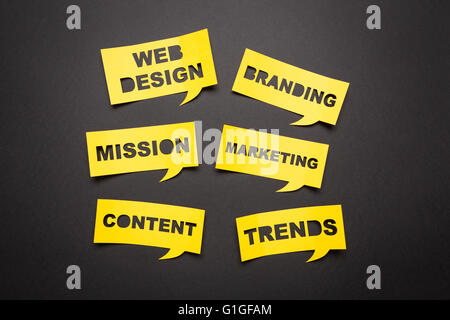 Luftblasen-Rede mit Ausschneiden Satz Marketingkonzept für das Papier. Stockfoto