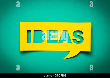 Blase Rede mit Ausschneiden Phrase "Ideen" in der Zeitung. Stockfoto
