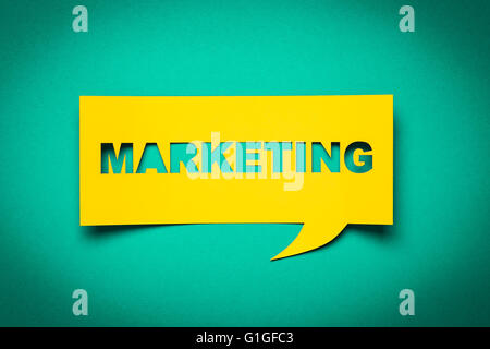 Blase Rede mit Ausschneiden Begriff "marketing" in der Zeitung. Stockfoto