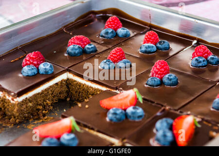 Leckere Schokolade Kuchen mit frischen Beeren. Stockfoto