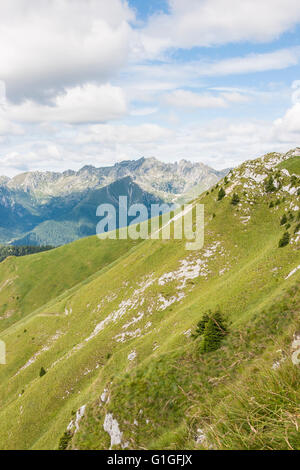 Landschaft über einen Teil des Lagorai-Massivs aus dem Pfad, der den Col de Boia Berg klettert. Stockfoto