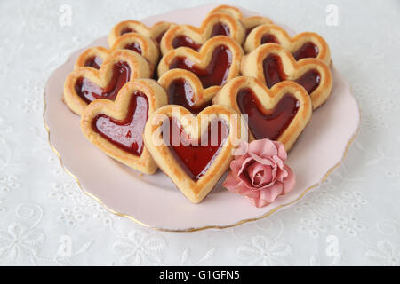 Herzförmige Erdbeer-Marmelade und Schokolade Cookies für den Valentinstag Stockfoto
